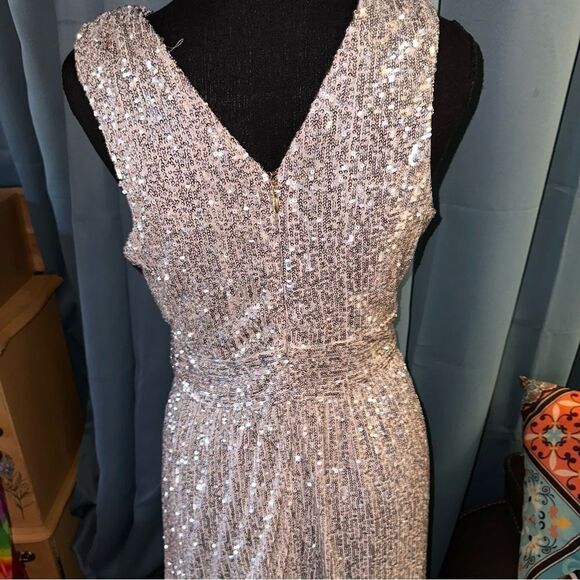 Nwt Women's DRAPER JAMES RSV V-Neck Sequin Dress
by DRAPER JAMES RSVP SZ 8 - Picture 4 of 16